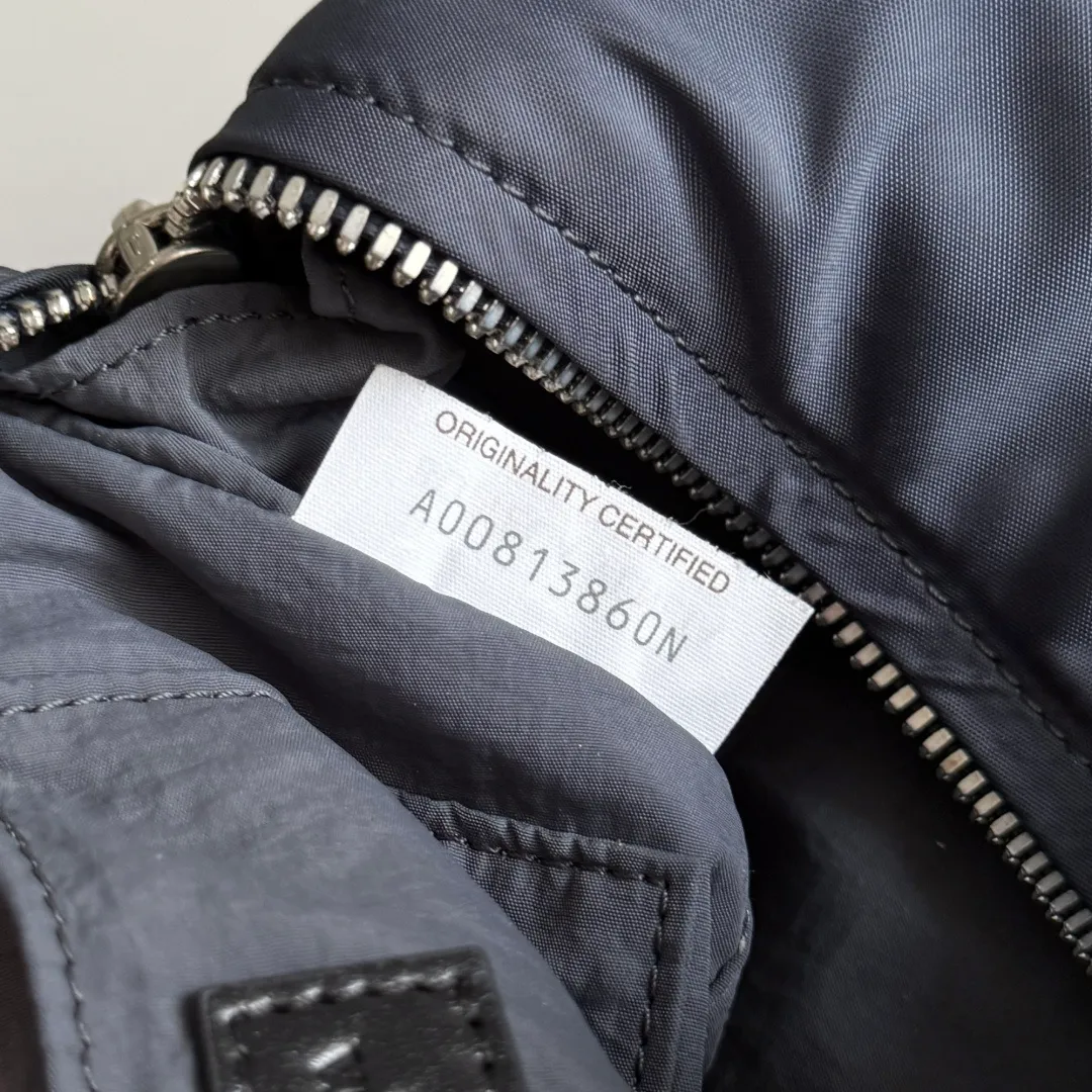 Batch 1160 Bottega Veneta When BV's classic genes are integrated into daily storage, this new bag directly understands the "advanced practical aesthetics"✨The new storage bag reshapes the sense of daily ritual with a low-key luxury attitude. The selection of high-quality nylon is light but tough. It reflects BV's dedication to quality. It can withstand the bumps of the journey and complement the daily sophistication. The large capacity is amazing, and the partitioned storage is ingeniously designed. Cosmetics and small items are in their proper places. Business trips, travels, and commuting are all about worry-free storage in one package. Style number: 806369 Size: 20*10*9cm